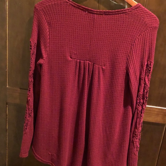 Hint of Mint lg sleeved top w/crochet arms dk red - Picture 3 of 5
